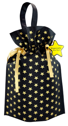 Czarny worek prezentowy z rączką, ozdobiony złotymi gwiazdkami, przewiązany złotymi satynowymi wstążkami, z zawieszką w kształcie gwiazdy, w rozmiarze 22 x 32 cm.