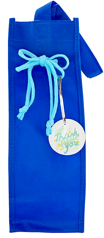 Niebieski worek prezentowy 11 x 32 cm z rączką, przewiązany jasnoniebieskim sznurkiem i zawieszką z napisem Thank you.