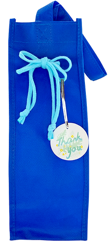 Niebieski worek prezentowy 11 x 32 cm z rączką, przewiązany jasnoniebieskim sznurkiem i zawieszką z napisem Thank you.