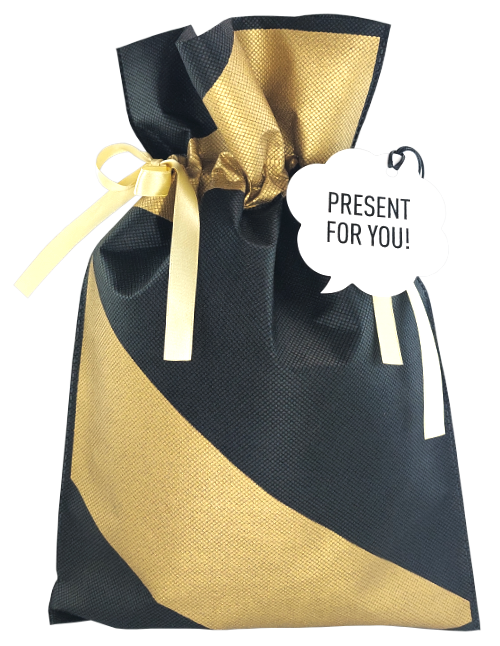Czarny worek prezentowy z szeroką złotą wstęgą, przewiązany złotymi satynowymi wstążkami, z zawieszką „Present for You”, w rozmiarze 24 x 36 cm.