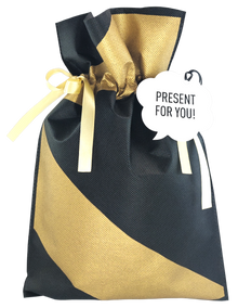 Czarny worek prezentowy z szeroką złotą wstęgą, przewiązany złotymi satynowymi wstążkami, z zawieszką „Present for You”, w rozmiarze 24 x 36 cm.