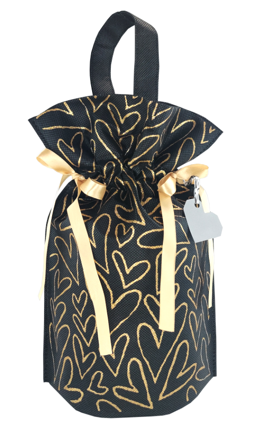 Czarny worek prezentowy z rączką, ozdobiony złotymi sercami i przewiązany jasnymi satynowymi wstążkami, w rozmiarze 22 x 32 cm.