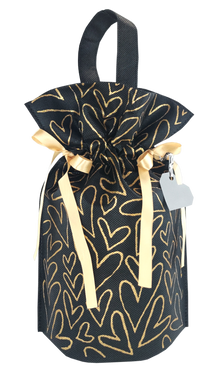 Czarny worek prezentowy z rączką, ozdobiony złotymi sercami i przewiązany jasnymi satynowymi wstążkami, w rozmiarze 22 x 32 cm.