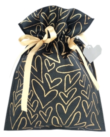 Czarny worek prezentowy ozdobiony złotymi sercami, przewiązany jasnymi satynowymi wstążkami, w rozmiarze 40 x 56 cm.