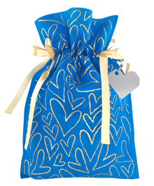 Niebieski worek prezentowy ozdobiony złotymi sercami, przewiązany jasnozłotą wstążką.