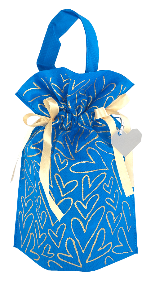 Niebieski worek prezentowy 22 x 32 cm z wzorem złotych serc, kremowymi wstążkami i rączką, z dołączoną zawieszką w kształcie serca.