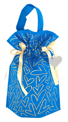 Niebieski worek prezentowy 22 x 32 cm z wzorem złotych serc, kremowymi wstążkami i rączką, z dołączoną zawieszką w kształcie serca.