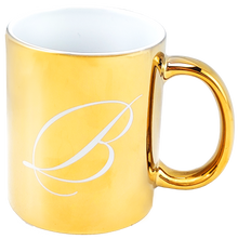 Złoty kubek ceramiczny Basilur z grawerem litery B, pojemność 350 ml.