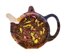 Mieszanka herbaty Rooibos Miłosny z płatkami róż i słonecznika w kształcie dzbanuszka, aromatyczna herbata rooibos bez kofeiny.