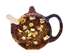 Mieszanka Rooibos Choco-Chili z kawałkami jabłka, kardamonem i różowym pieprzem w kształcie dzbanuszka, rozgrzewająca herbata rooibos.