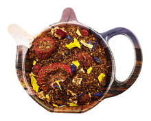 Rooibos Basniowy refill sucha herbata lisciasta z suszonymi owocami i platkami kwiatow w naczyniu
