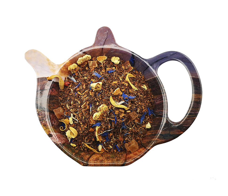 Mieszanka Rooibos Cytrusowy z dodatkiem skórki pomarańczowej, papai i bławatka w kształcie dzbanuszka, orzeźwiająca herbata rooibos bez kofeiny.