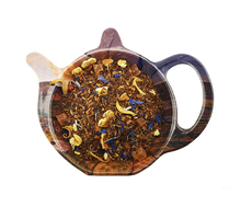 Mieszanka Rooibos Cytrusowy z dodatkiem skórki pomarańczowej, papai i bławatka w kształcie dzbanuszka, orzeźwiająca herbata rooibos bez kofeiny.