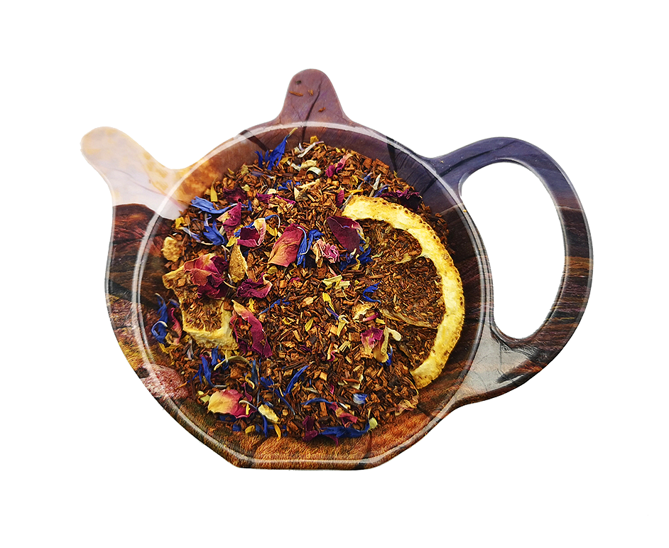 Mieszanka Rooibos Pomarańcza z Czekoladą z plastrami pomarańczy, płatkami róż i bławatkiem w kształcie dzbanuszka, aromatyczna herbata rooibos.