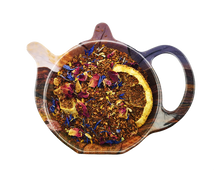 Mieszanka Rooibos Pomarańcza z Czekoladą z plastrami pomarańczy, płatkami róż i bławatkiem w kształcie dzbanuszka, aromatyczna herbata rooibos.