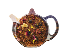 Mieszanka Rooibos Good Luck z ananasem, papają, truskawkami i płatkami róży w kształcie dzbanuszka, owocowa herbata rooibos bez kofeiny.