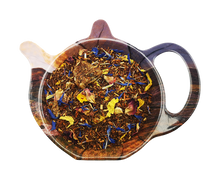 Herbata Rooibos Tropicana z owocami ananasa, chipsami bananowymi, płatkami róży, bławatka i słonecznika – kolorowa mieszanka bezkofeinowa.