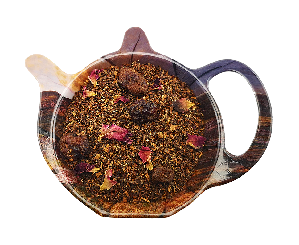Herbata Rooibos z żurawiną w formie liściastej, z widocznymi owocami żurawiny i płatkami róż, aromatyczna mieszanka bezkofeinowa.