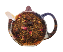 Herbata Rooibos z żurawiną w formie liściastej, z widocznymi owocami żurawiny i płatkami róż, aromatyczna mieszanka bezkofeinowa.
