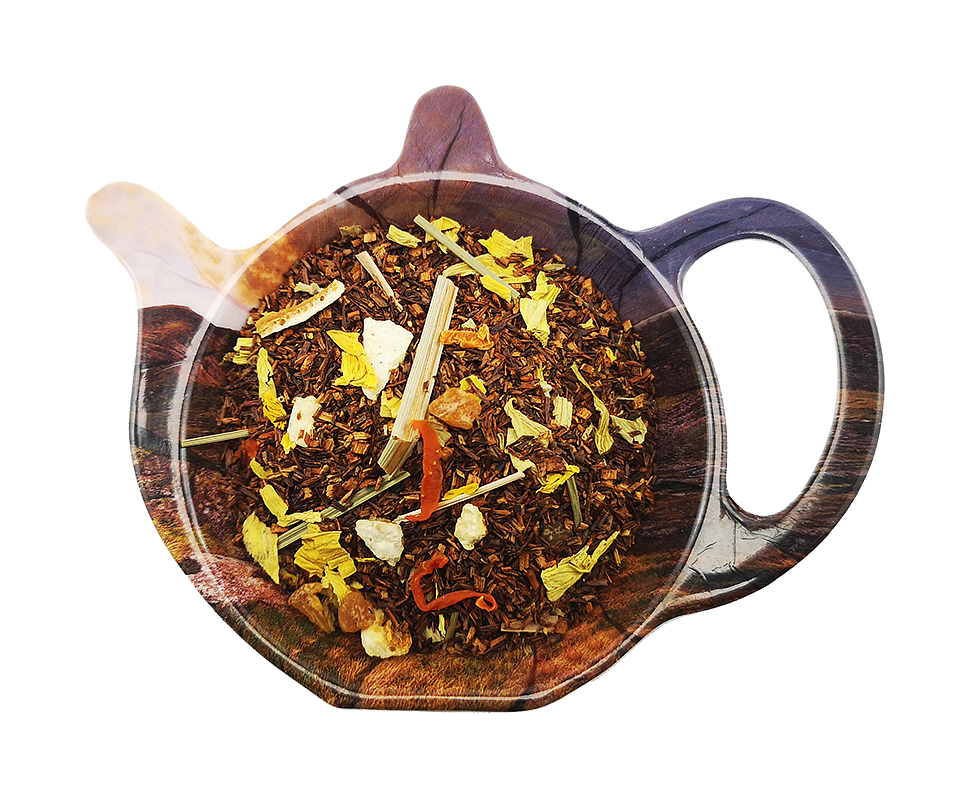 Mieszanka Rooibos Yellow Power z kawałkami moreli, skórką pomarańczową, trawą cytrynową i płatkami słonecznika w drewnianym kubku.