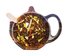 Mieszanka Rooibos Yellow Power z kawałkami moreli, skórką pomarańczową, trawą cytrynową i płatkami słonecznika w drewnianym kubku.