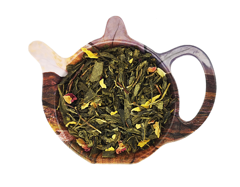 Zielona herbata Sencha Słodkie Obietnice z daktylami, rodzynkami oraz płatkami kwiatów na drewnianej podstawce, aromatyczna mieszanka premium