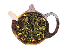 Zielona herbata Sencha Słodkie Obietnice z daktylami, rodzynkami oraz płatkami kwiatów na drewnianej podstawce, aromatyczna mieszanka premium