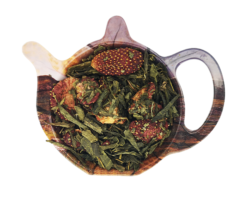 Zielona herbata Sencha Truskawkowe Lato z liofilizowaną truskawką na drewnianej podstawce, aromatyczna owocowa mieszanka