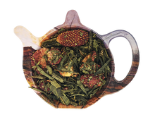 Zielona herbata Sencha Truskawkowe Lato z liofilizowaną truskawką na drewnianej podstawce, aromatyczna owocowa mieszanka