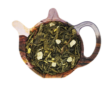 Zielona herbata Sencha Ananasowy Przysmak z kandyzowanym ananasem i nagietkiem na drewnianej podstawce, aromatyczna tropikalna mieszanka