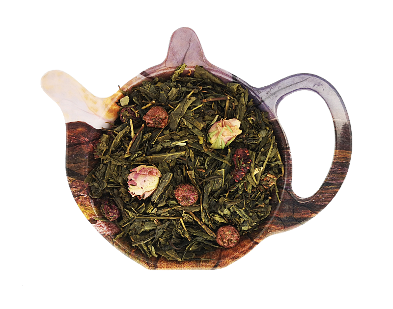 Zielona herbata Sencha Apetyczna Porzeczka z liofilizowaną truskawką, czerwoną porzeczką i pączkami róży na drewnianej podstawce, owocowa mieszanka