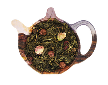 Zielona herbata Sencha Apetyczna Porzeczka z liofilizowaną truskawką, czerwoną porzeczką i pączkami róży na drewnianej podstawce, owocowa mieszanka