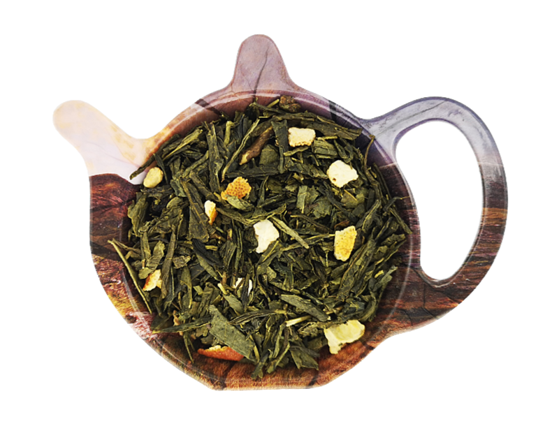 Zielona herbata Sencha Imbir i Pigwa z kawałkami imbiru, skórką pomarańczową i morelą suszoną przedstawiona na podstawce w kształcie czajniczka