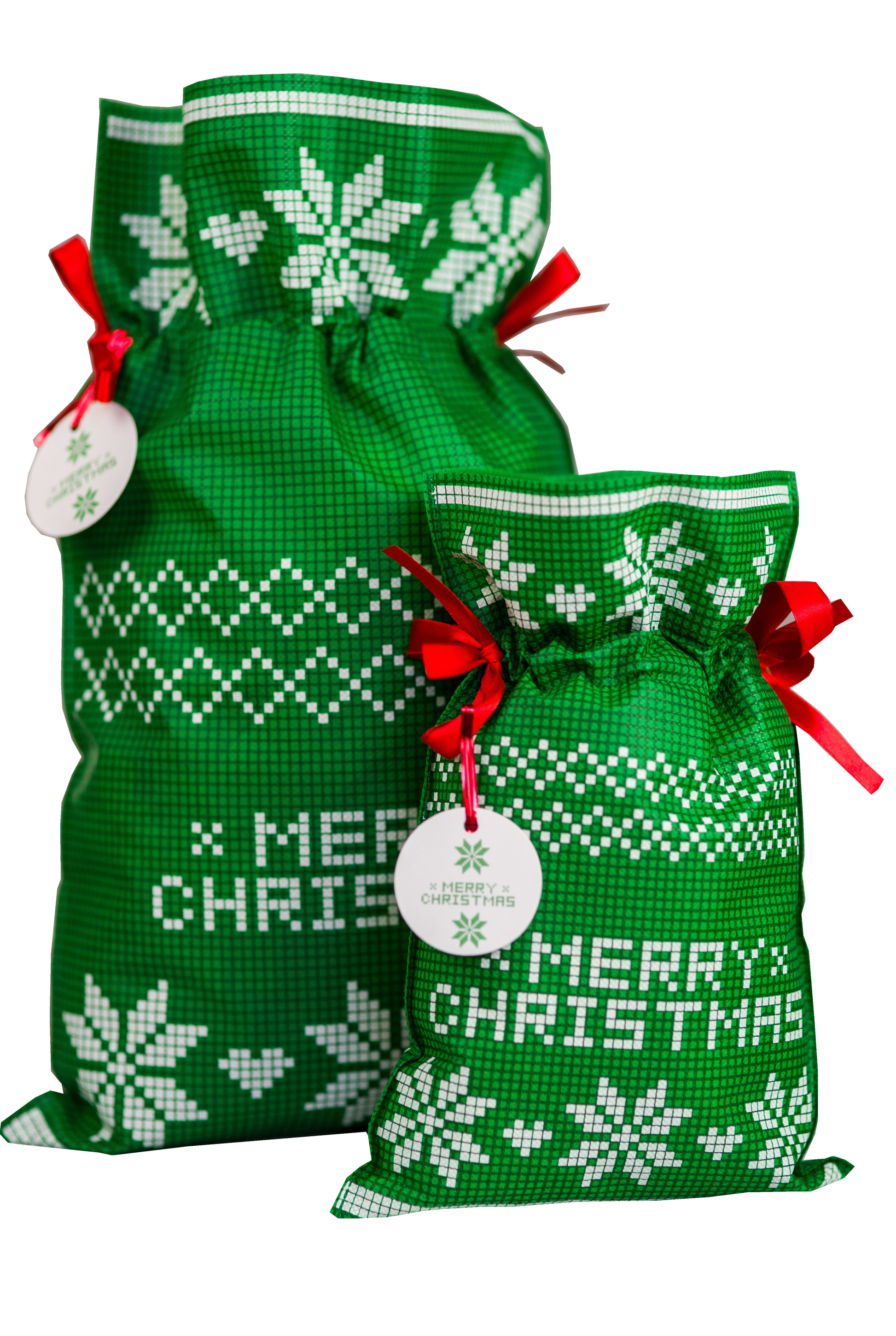 Zielony worek prezentowy z białym wzorem gwiazdy betlejemskiej i napisem „Merry Christmas”, przewiązany czerwonymi satynowymi wstążkami, w rozmiarze 40 x 56 cm.