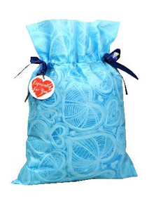 Błękitny worek prezentowy z motywem serc, granatowymi wstążkami i zawieszką „Especially for you”, rozmiar 20 x 30 cm.