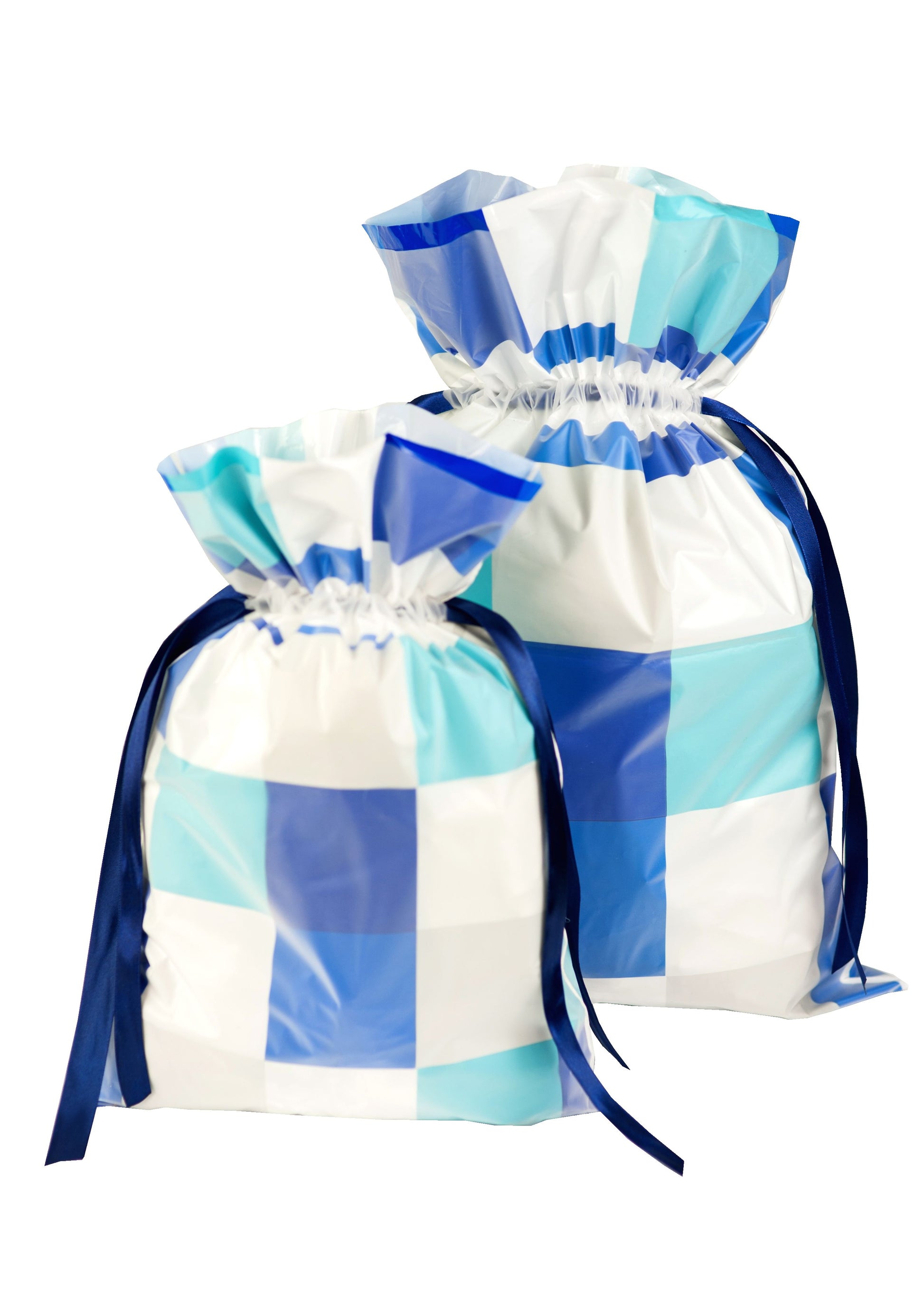 Duży worek prezentowy w biało-niebieskie kwadraty, przewiązany granatową wstążką.