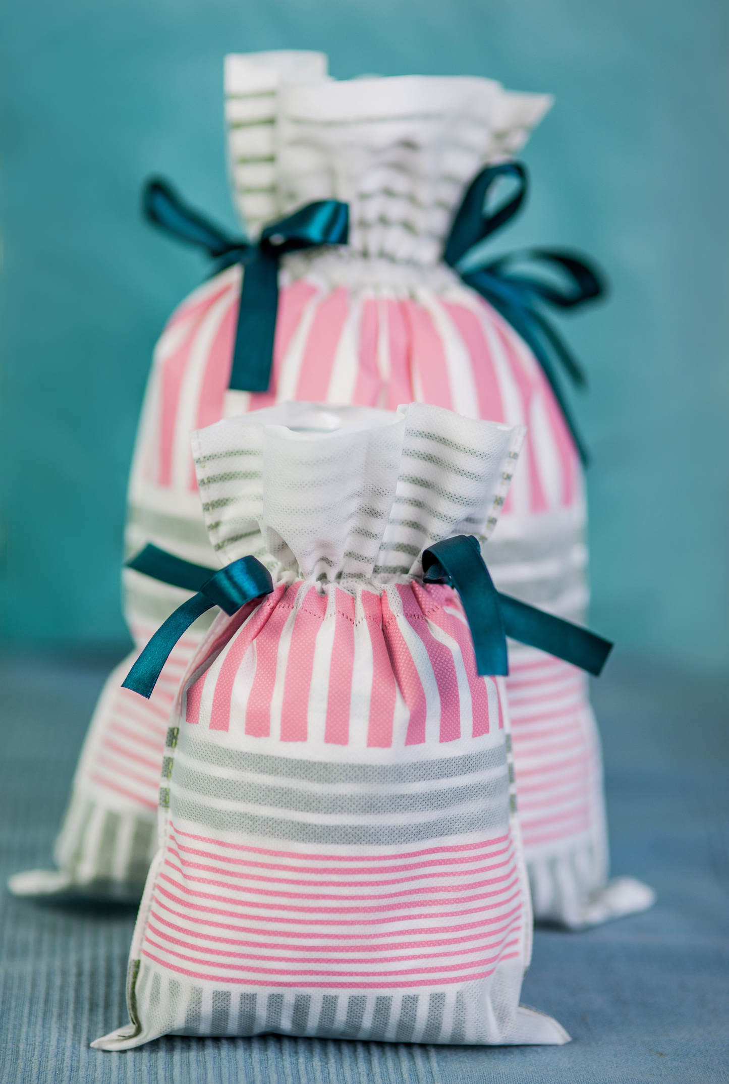 Dwa worki prezentowe w pastelowe paski z zielonymi wstążkami, rozmiar 30 x 45 cm.