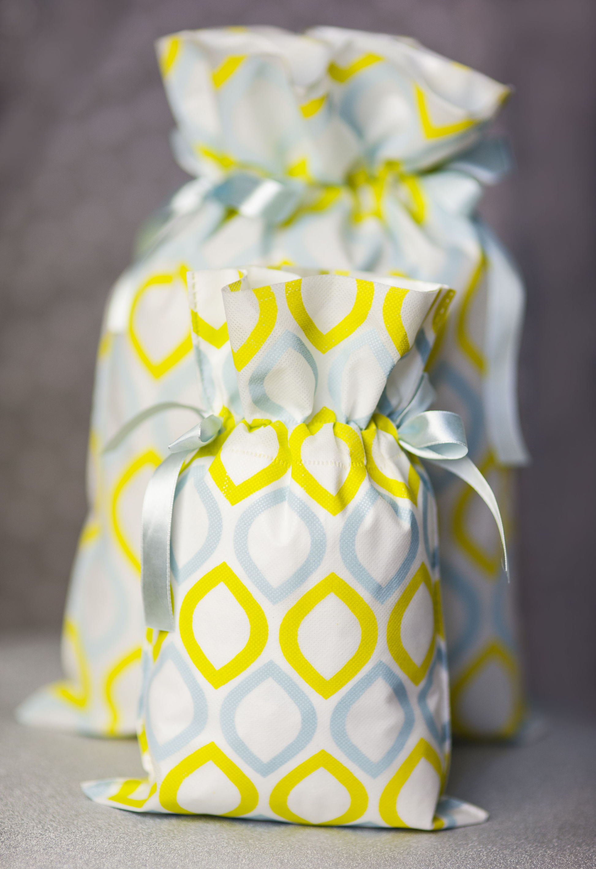 Dwa worki prezentowe w żółto-niebieskie romby z jasnoniebieskimi wstążkami, rozmiar 20 x 30 cm.