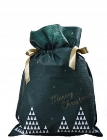 Zielony worek prezentowy na butelki z białymi choinkami i złotym napisem „Merry Christmas”, przewiązany złotą wstążką, rozmiar 30 x 45 cm.