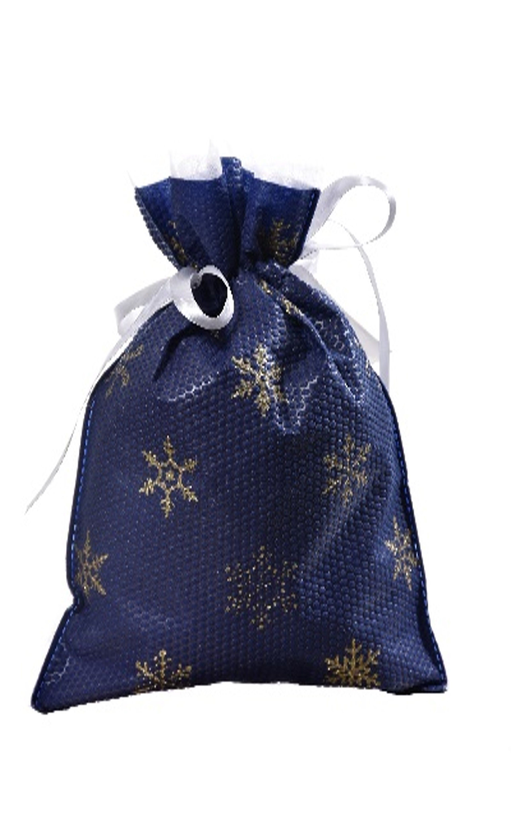 Granatowy worek prezentowy ozdobiony złotymi gwiazdkami, przewiązany białymi satynowymi wstążkami, w rozmiarze 22 x 31 cm.