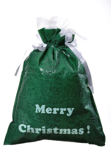 Zielony worek prezentowy 30 x 45 cm z tłoczonym wzorem, napisem Merry Christmas i białą wstążką do zawiązania.