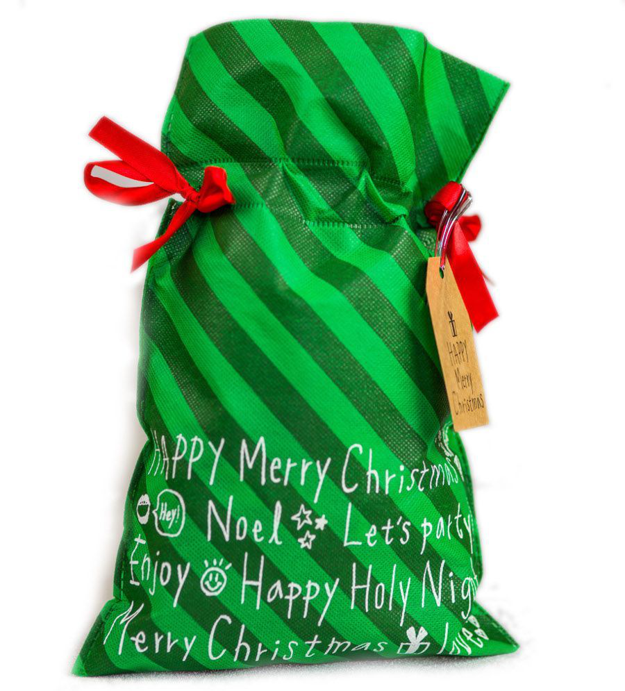 Zielony worek prezentowy 20 x 30 cm w paski z białymi napisami świątecznymi, przewiązany czerwonymi wstążkami i etykietą.