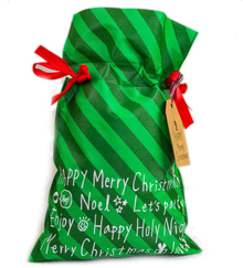 Duży zielony worek prezentowy 40 x 56 cm w paski z białymi napisami świątecznymi, przewiązany czerwonymi wstążkami i etykietą.