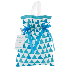 Biały worek prezentowy z rączką, ozdobiony wzorem niebieskich trójkątów, przewiązany niebieskimi wstążkami, z zawieszką „Especially for you”.