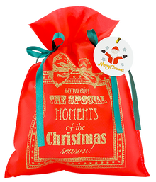 Czerwony worek prezentowy z złotym napisem Merry Christmas Moments, przewiązany zielonymi wstążkami z zawieszką Mikołaja.