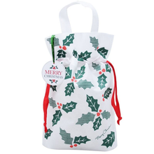 Biały worek prezentowy na butelkę z motywem ostrokrzewu, czerwonymi troczkami i uchwytem.