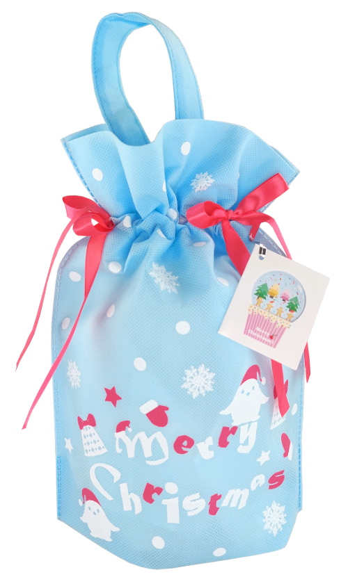 Jasnoniebieski worek prezentowy z rączką, ozdobiony śnieżynkami i świątecznymi grafikami, przewiązany różowymi wstążkami, w rozmiarze 22 x 32 cm.