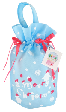 Jasnoniebieski worek prezentowy z rączką, ozdobiony śnieżynkami i świątecznymi grafikami, przewiązany różowymi wstążkami, w rozmiarze 22 x 32 cm.