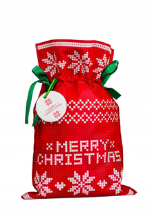 Duży czerwony worek prezentowy z białym nadrukiem gwiazdy betlejemskiej, napisem „Merry Christmas” i zielonymi satynowymi wstążkami, w rozmiarze 60 x 90 cm.