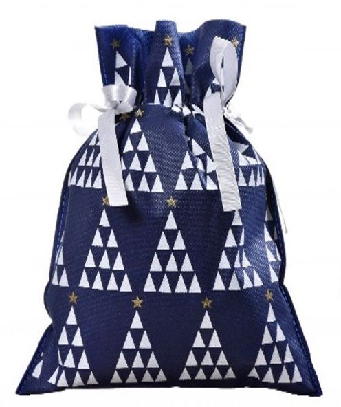 Granatowy worek prezentowy z motywem białych choinek i złotych gwiazdek, przewiązany białymi satynowymi wstążkami, w dużym rozmiarze 60 x 90 cm.